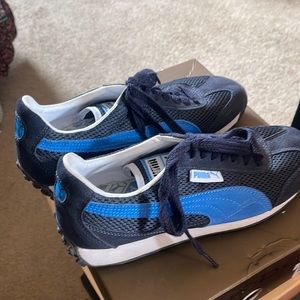 PUMA womens casual shoe excellent shape dark blue with lite blue details!